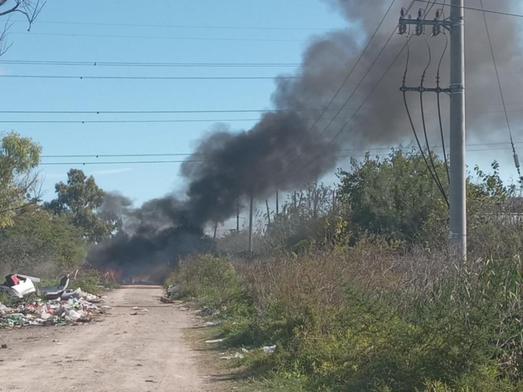 Denuncian la quema de neumáticos en el barrio La Usina de San Carlos