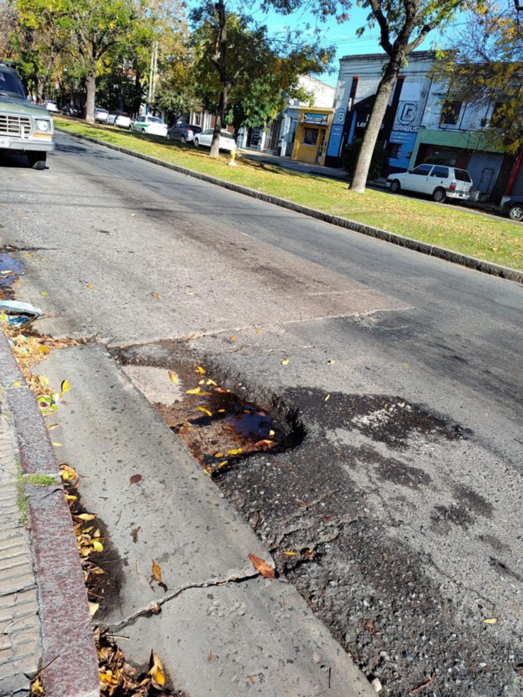 En la avenida 60 preocupa un bache de gran tamaño