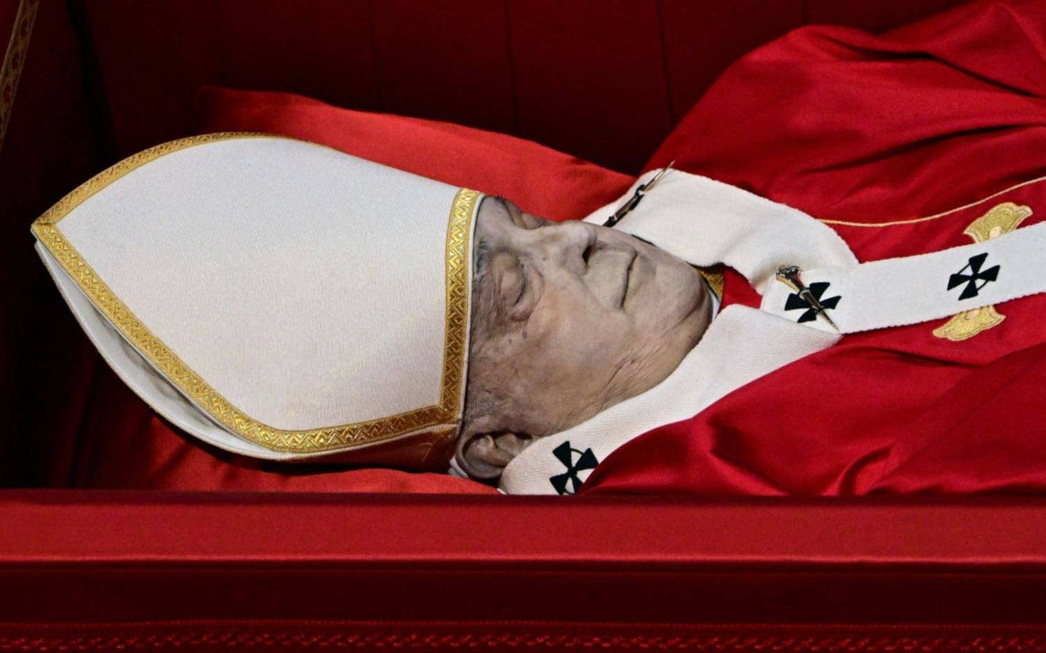 Las impactantes fotos del Papa Francisco: ¿Cuándo cierran el féretro? 