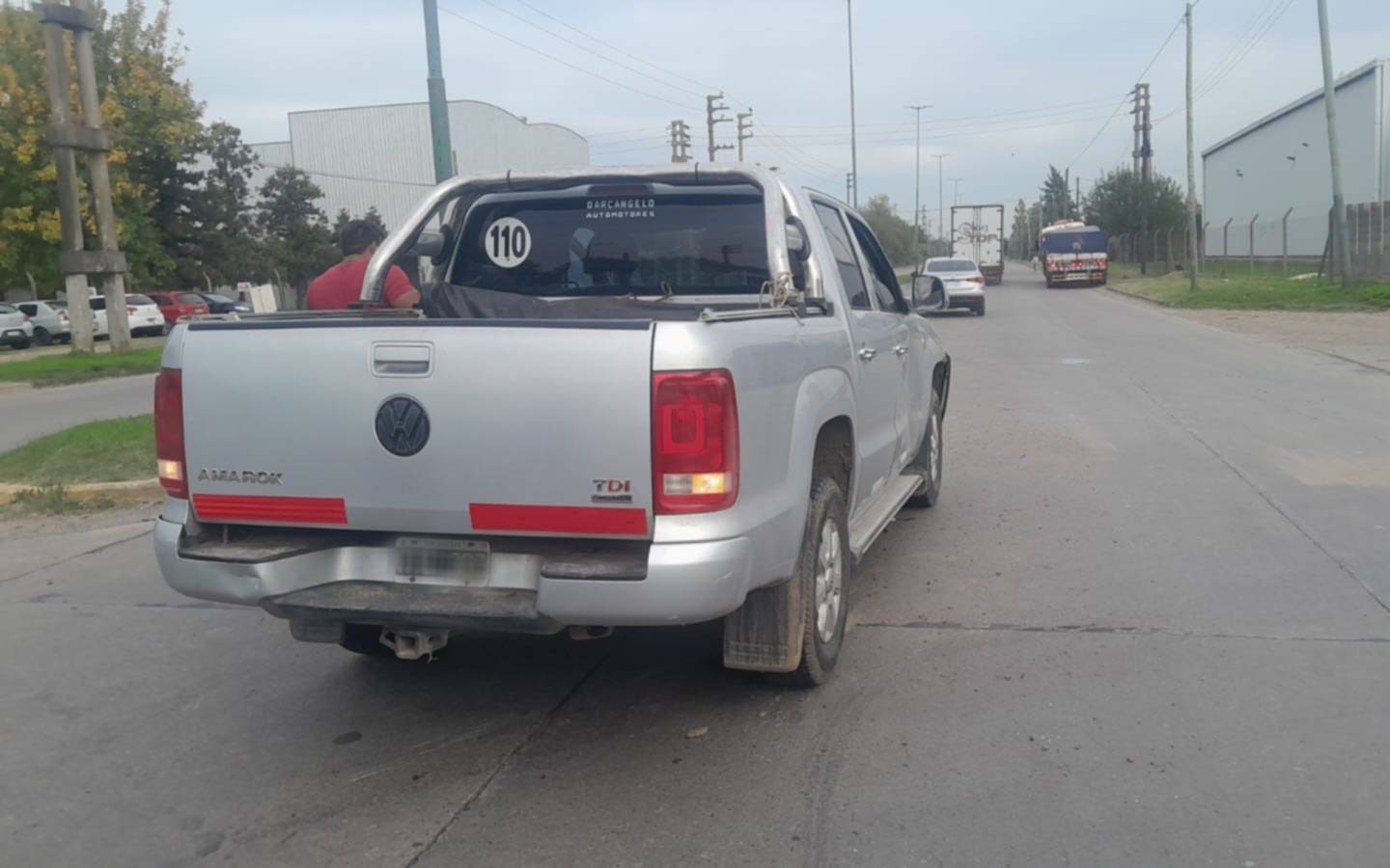 Impactante choque en Abasto entre un auto y una camioneta: hay un policía herido