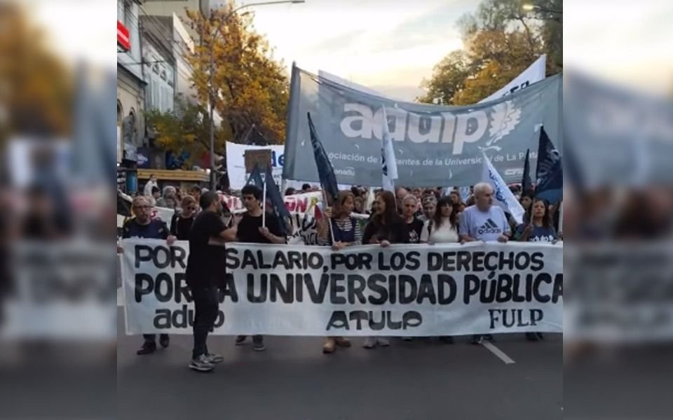 El paro docente en la UNLP culminó con una marcha en el centro