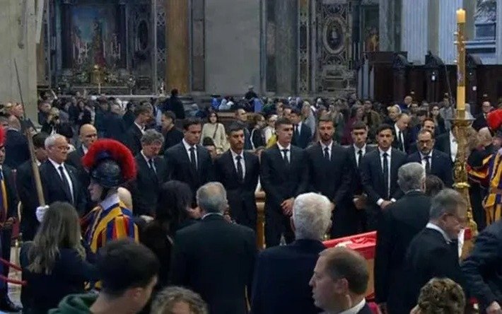 Cuatro futbolistas de la Selección despidieron a Francisco en la Basílica de San Pedro
