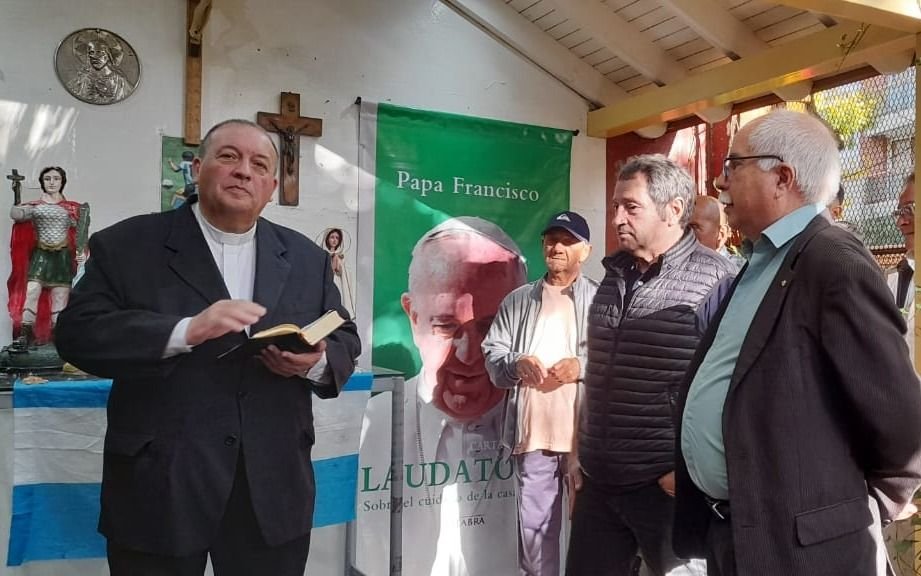 Taxistas de La Plata realizaron un homenaje al Papa Francisco en su sede