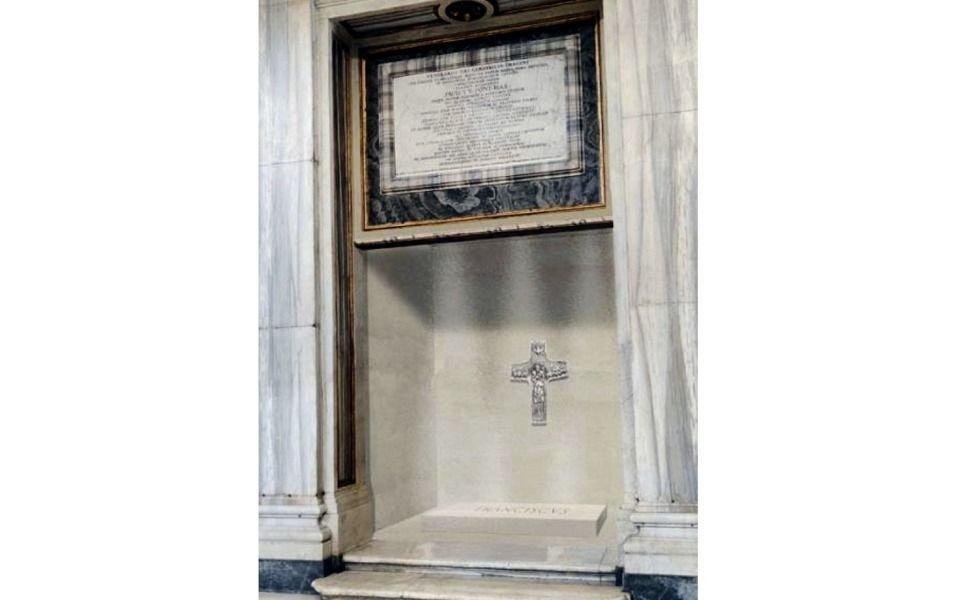 La tumba del Papa, en mármol y con una única inscripción: “Franciscus”