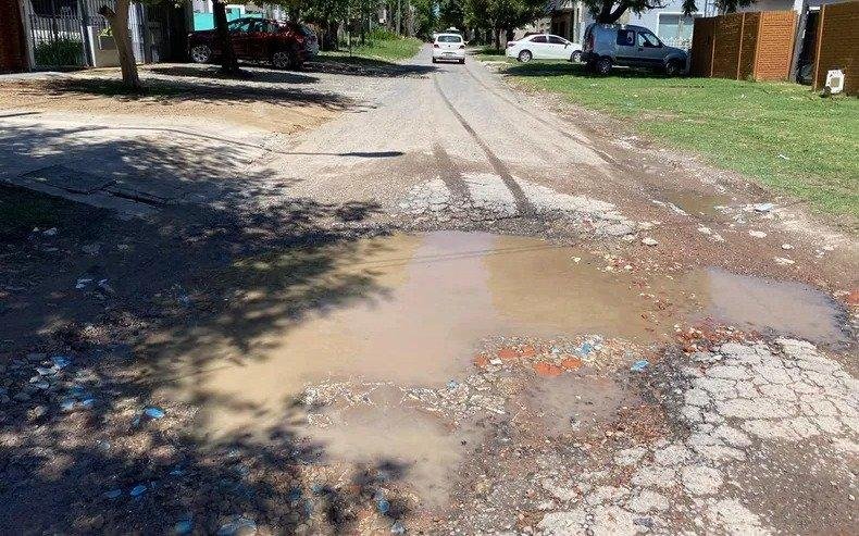 Autos arriba de la vereda para esquivar los pozos en calles de San Carlos