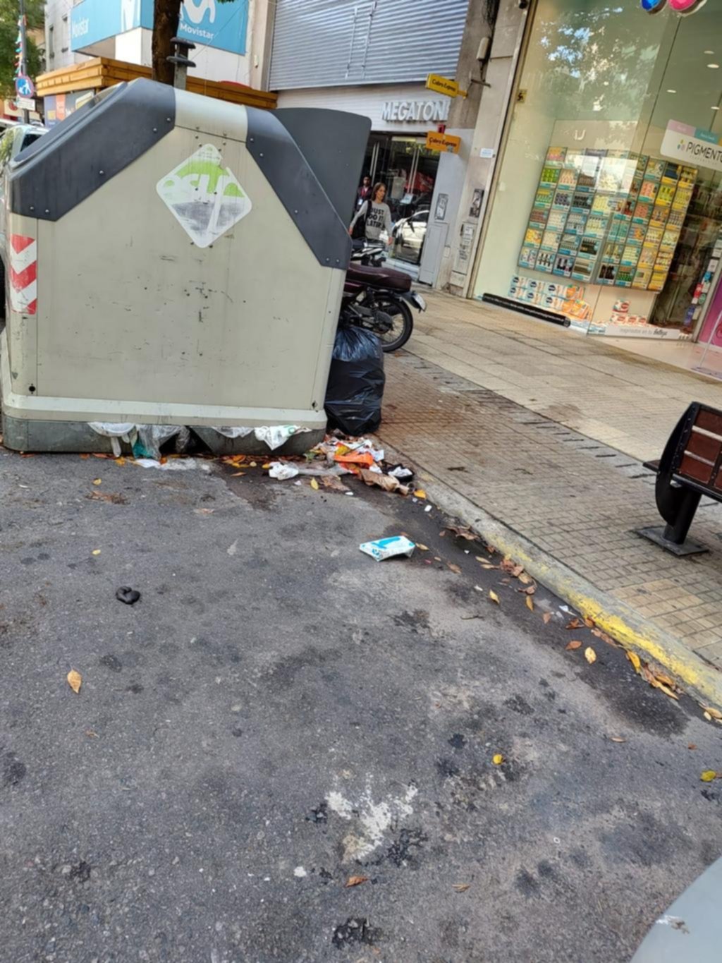 Contenedores de calle 12 desbordados de residuos generan olor nauseabundo