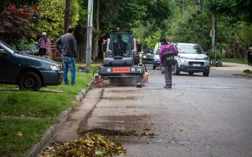 Municipio de Quilmes prosigue con operativo integral de limpieza en Quilmes Oeste