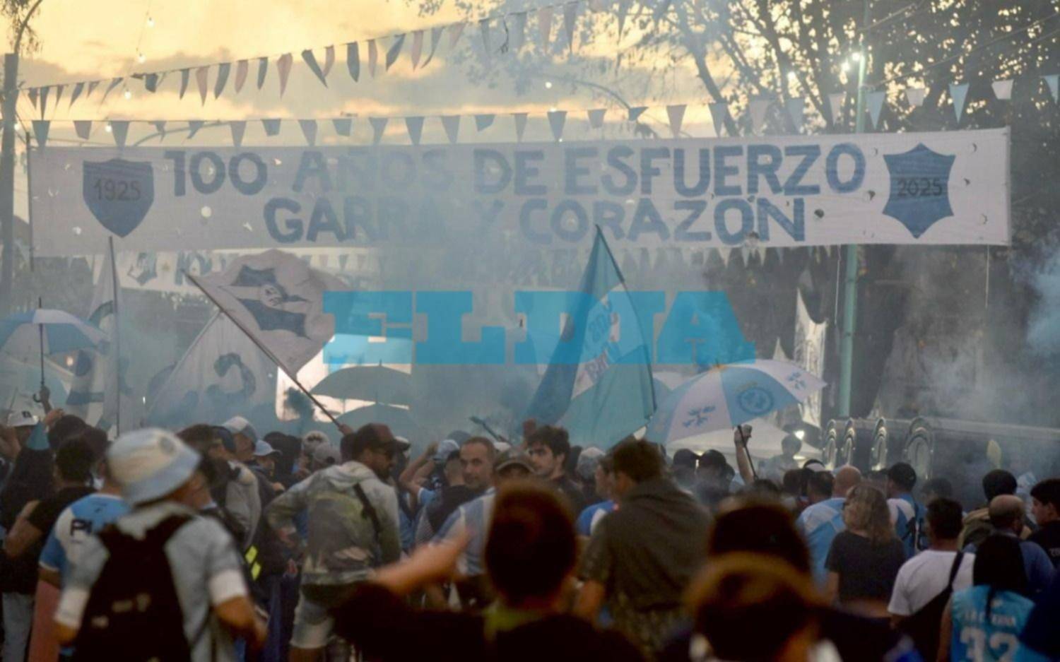 En fotos | Los hinchas de Villa San Carlos celebran el centenario a puro color