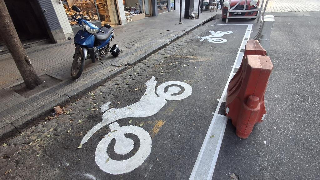 La Plata: avanzan con el estacionamiento exclusivo para motos en el Centro