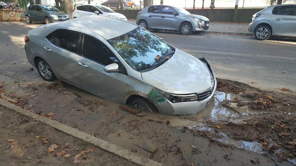 Alerta por un enorme “pozo traga autos” en el Bosque, frente a la Anexa