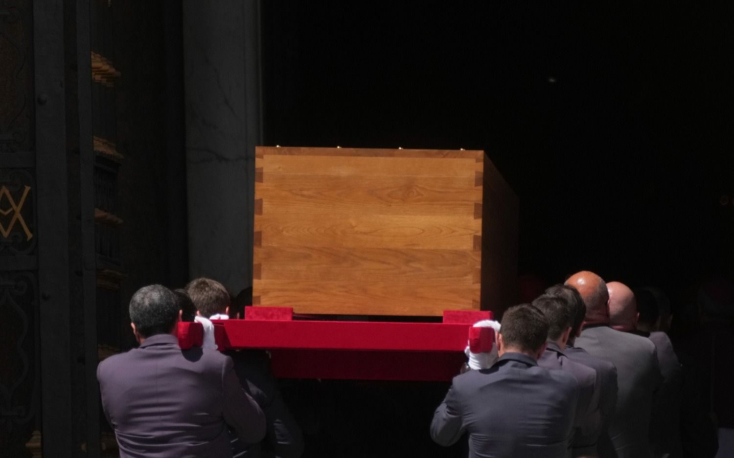 ¡Adiós Francisco! Inhumaron sus restos en la basílica de Santa María ante la presencia de familiares