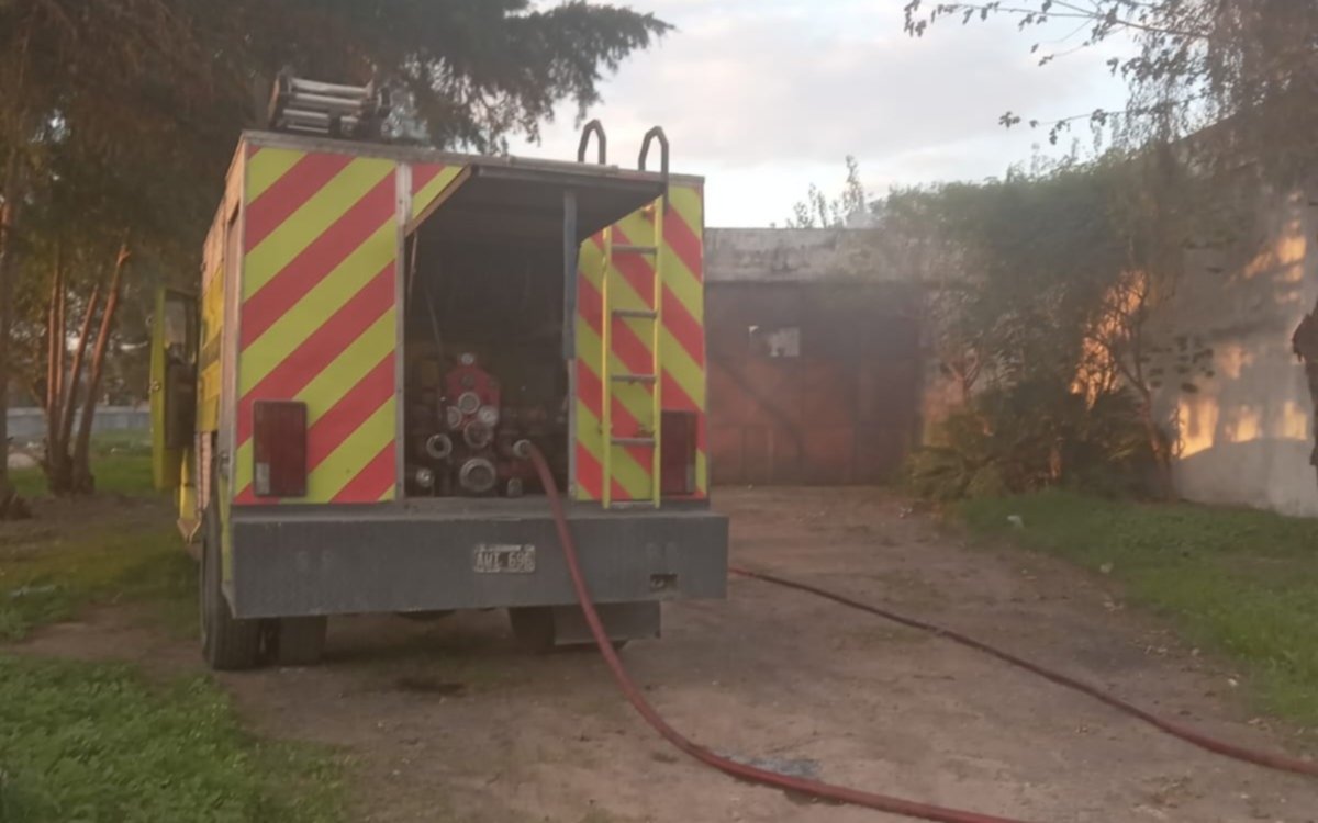 Susto y tensión por un incendio en una fábrica del barrio Las Quintas