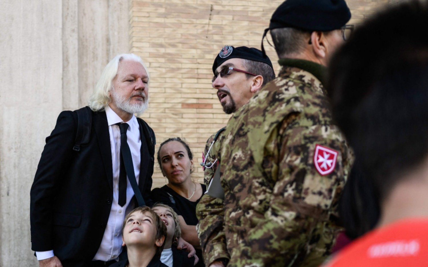 Julian Assange presenció el funeral del papa Francisco