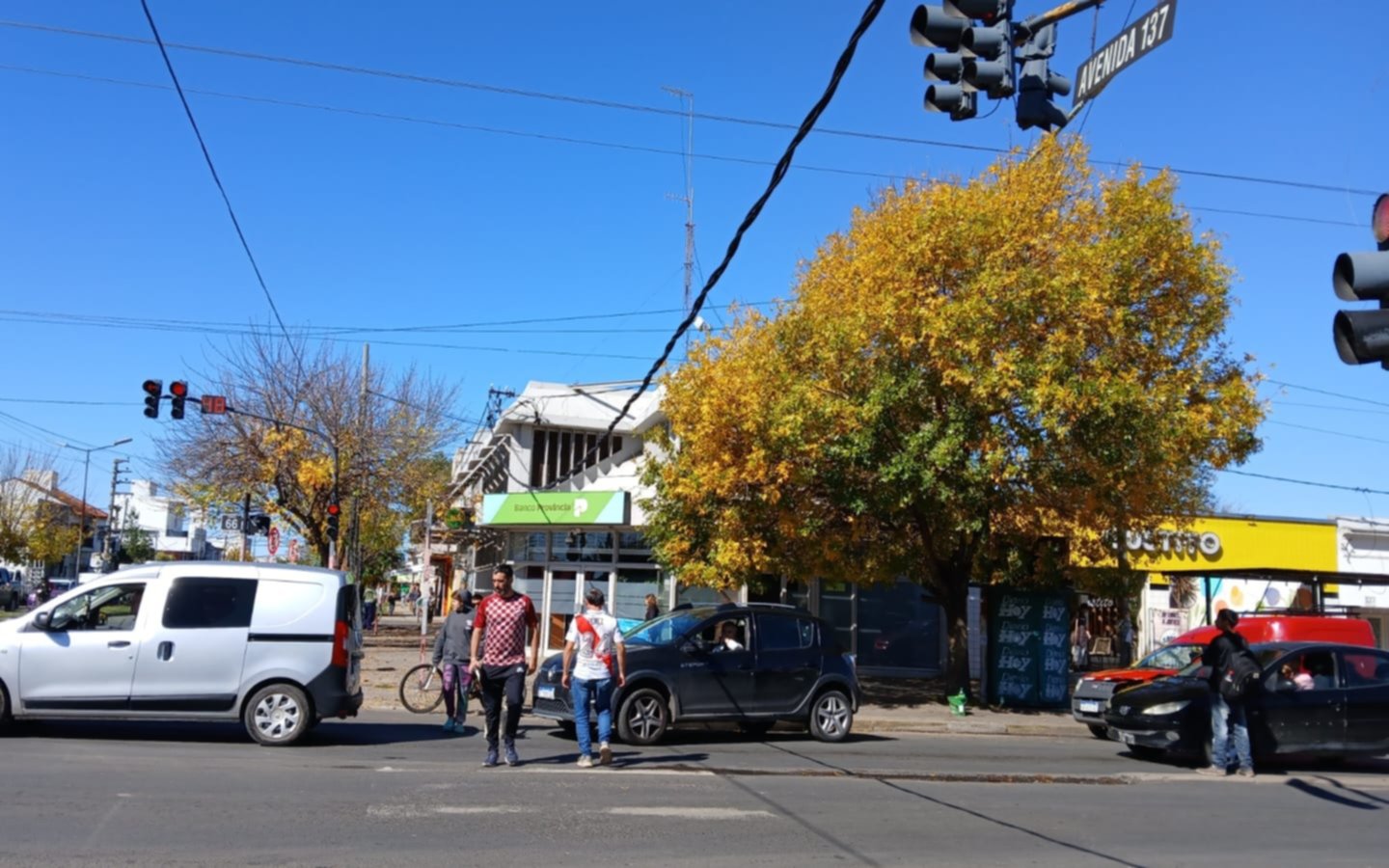 Peligro en Los Hornos: un cable quedó colgando y los vecinos lo levantan con una escoba para pasar