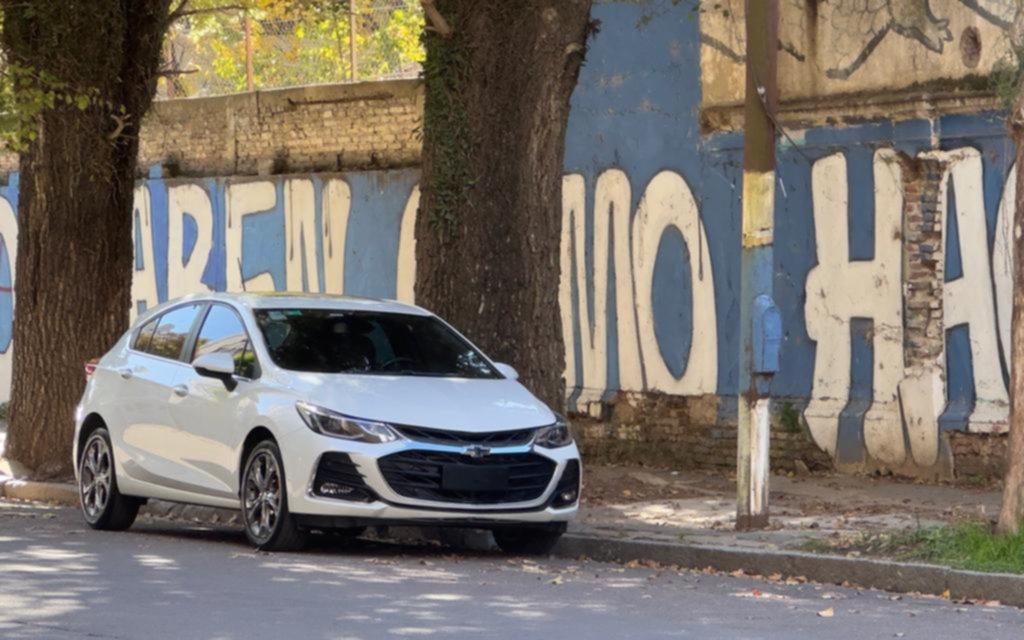En La Plata ya se “naturalizó” que los autos y las motos circulen sin patente