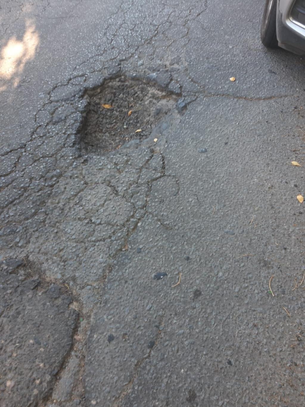Cuidado con un bache en la cuadra de 4 entre 40 y 41