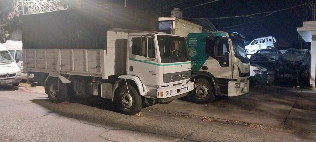 La vereda como zona de estacionamiento de vehículos oficiales