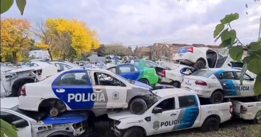 Cruel paradoja: calles inseguras y miles de patrulleros que se oxidan