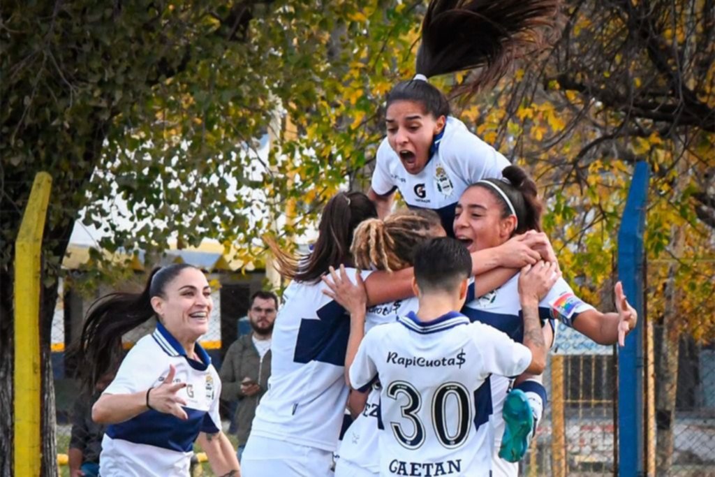 El femenino triunfó en Rosario y sigue en la pelea por el campeonato