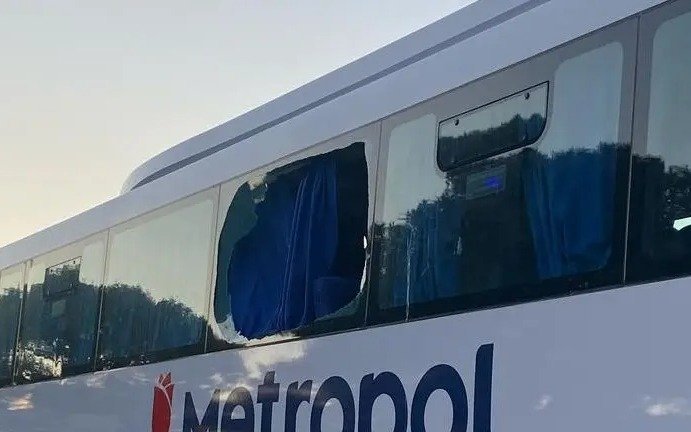 Terror por piedrazos a micros y autos en el ingreso a La Plata