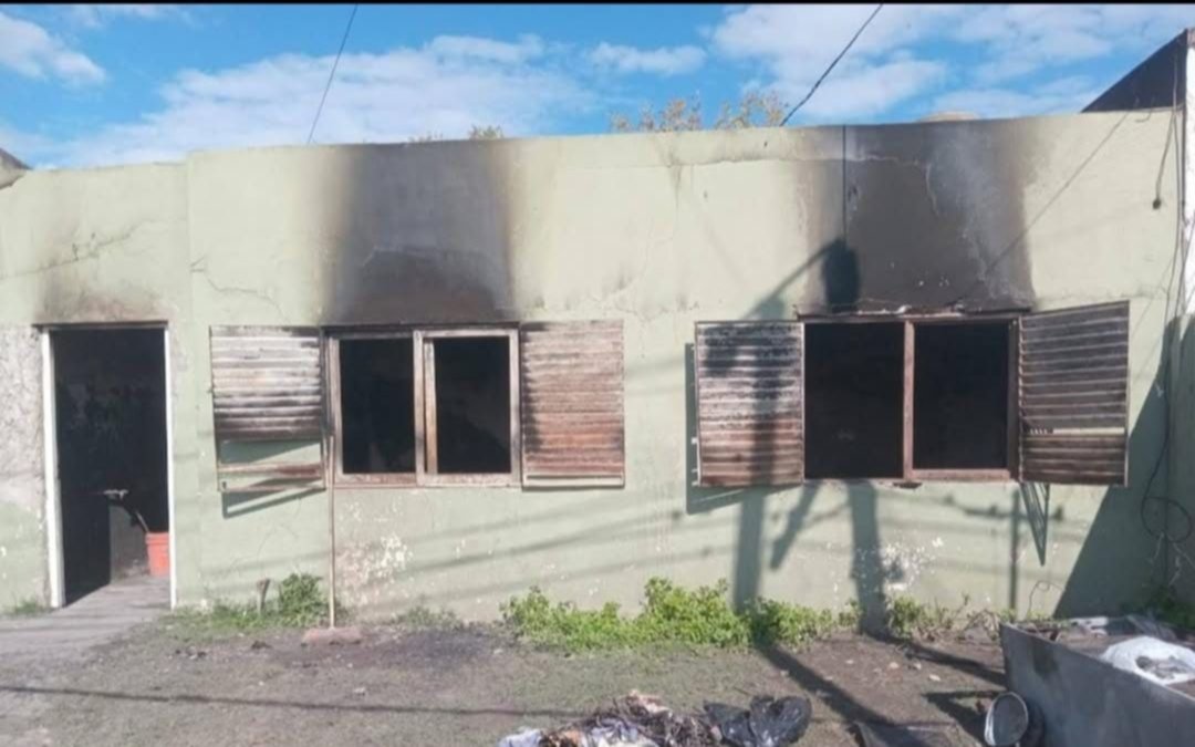 Peligro de derrumbe: una familia de La Plata necesita ayuda para reconstruir su hogar tras un incendio