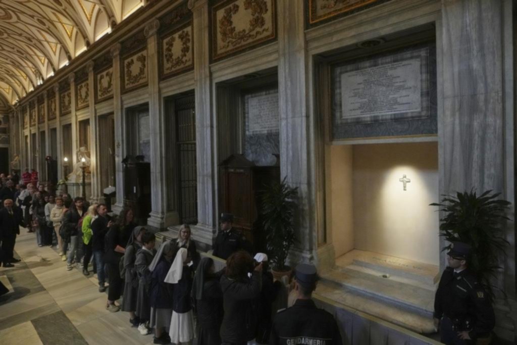 Largas colas de fieles: para visitar la tumba de Francisco