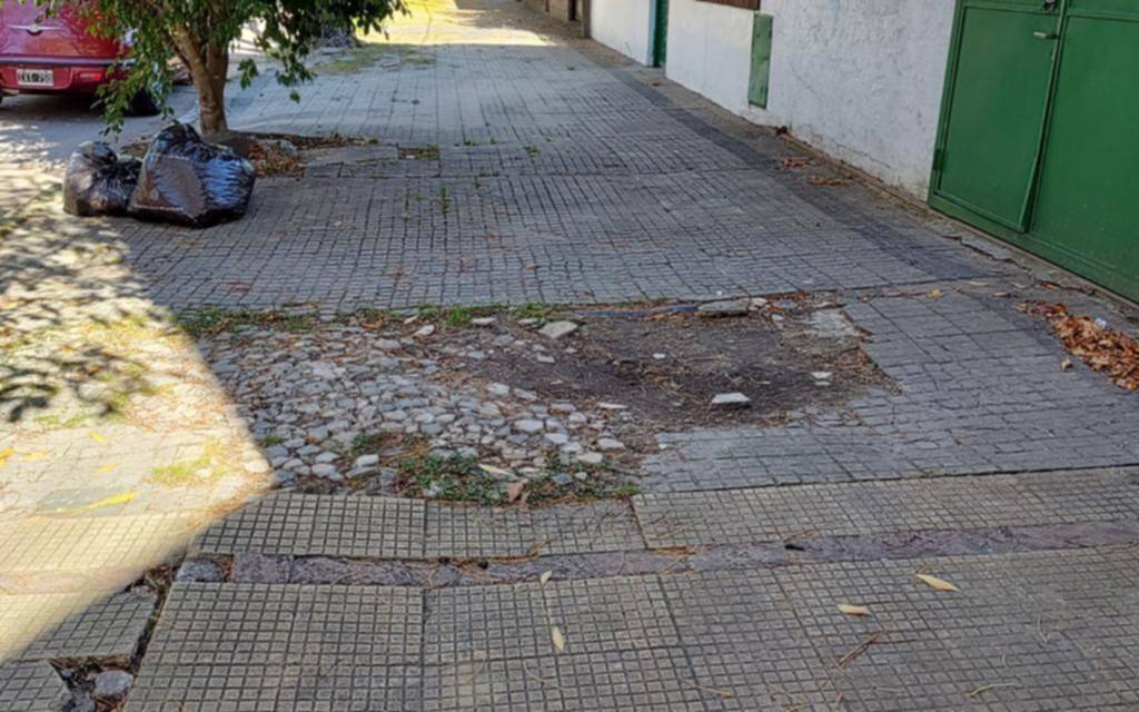 Peligro para los peatones por una vereda destruida en 55 entre 24 y 25