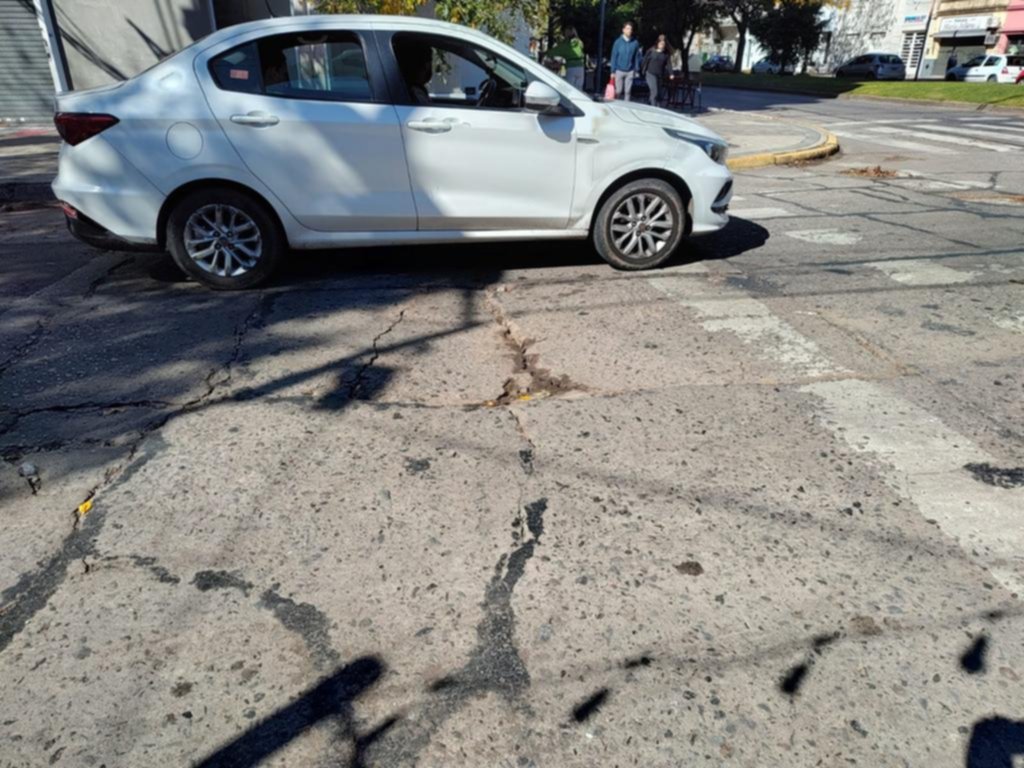 Varios cráteres suman riesgo vial a pocos metros de la plaza Malvinas