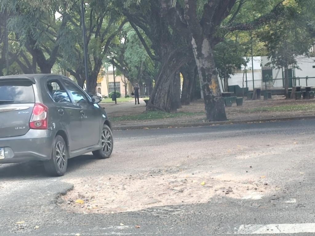 Un gran pozo complica el tránsito en 60 entre 26 y la plaza presidente Perón