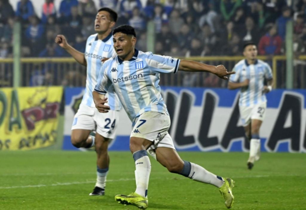 Racing selló la clasificación a octavos de final