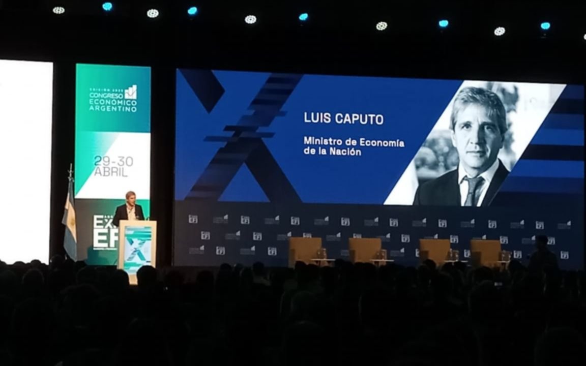 Caputo anticipó que habrá medidas "que van a fomentar el uso de dólares"