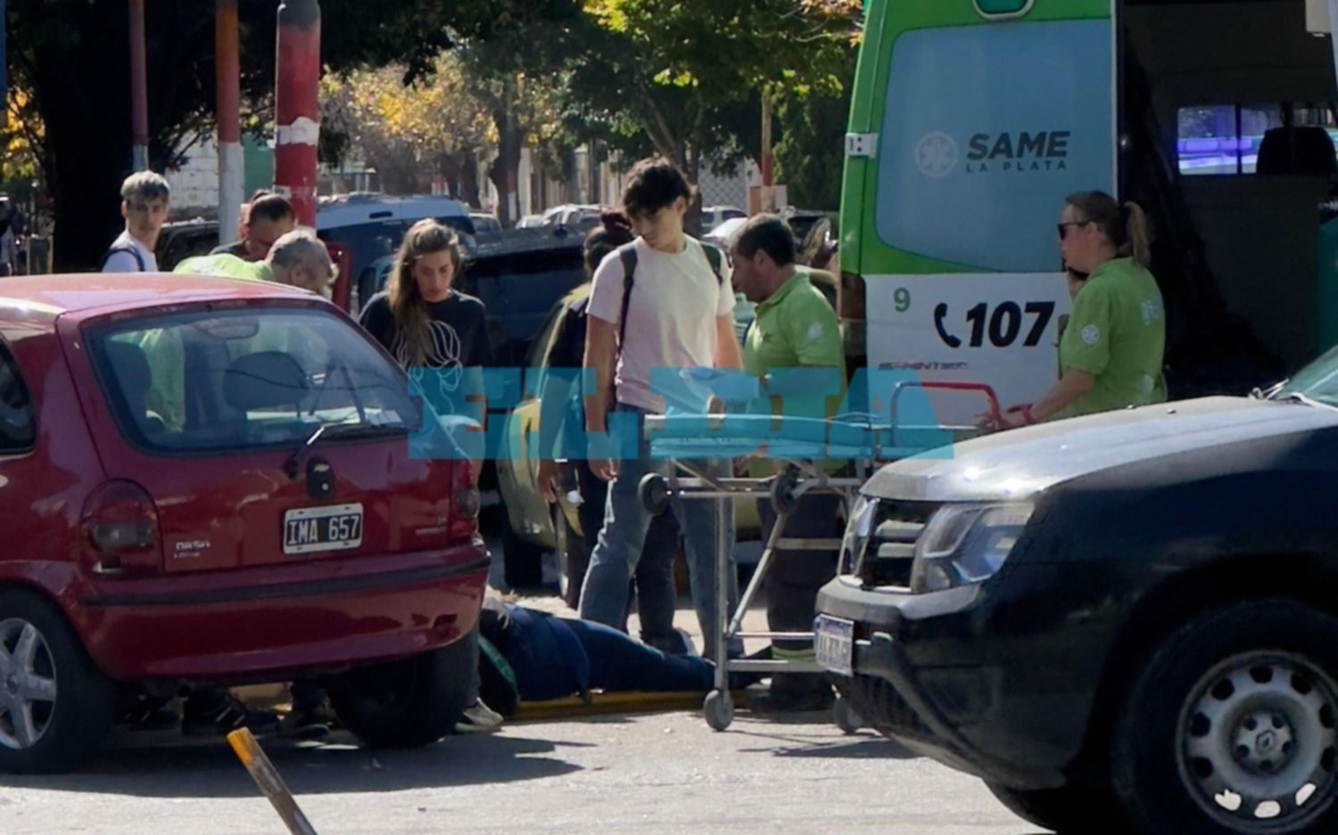 Perdió el control en una diagonal, se subió a la vereda y chocó: al filo de la tragedia en pleno centro de La Plata 