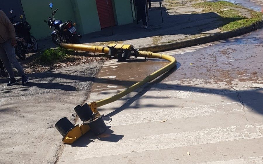 Se cayó un semáforo en un colegio de La Plata en horario de entrada