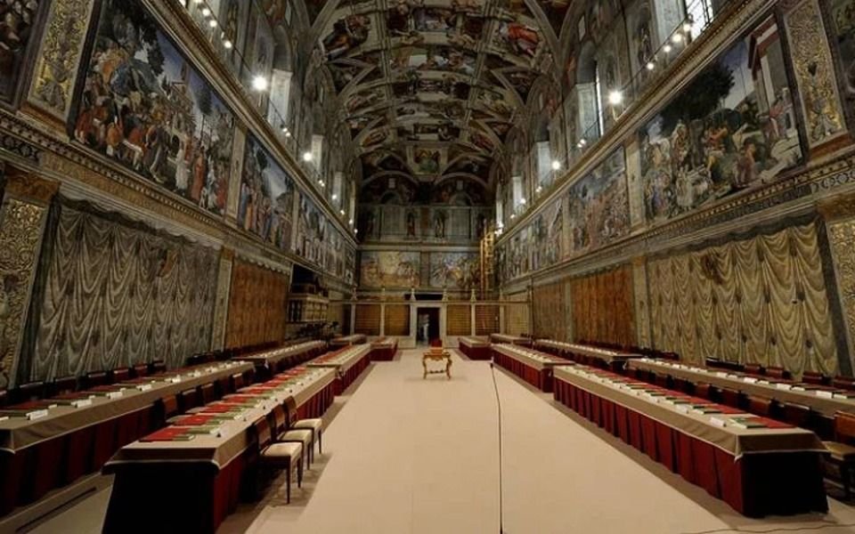 La Capilla Sixtina se prepara para el cónclave papal 