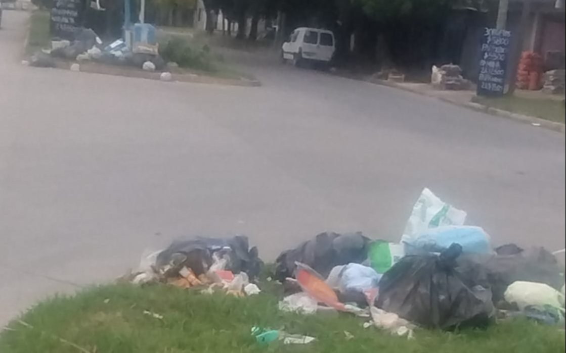 Un basural en Altos de San Lorenzo se extiende por varias cuadras