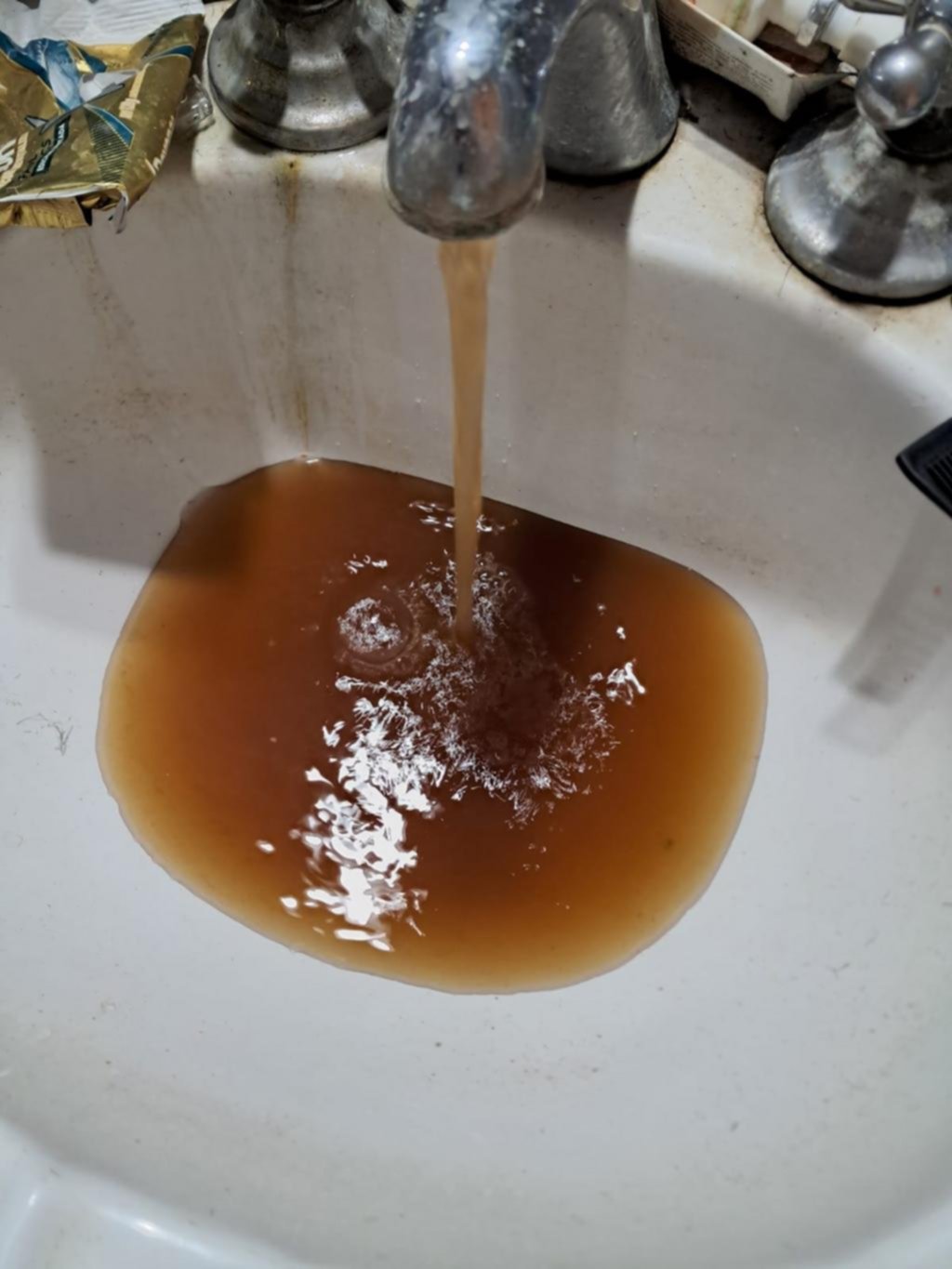 Agua marrón en un amplio sector de barrio Hipódromo