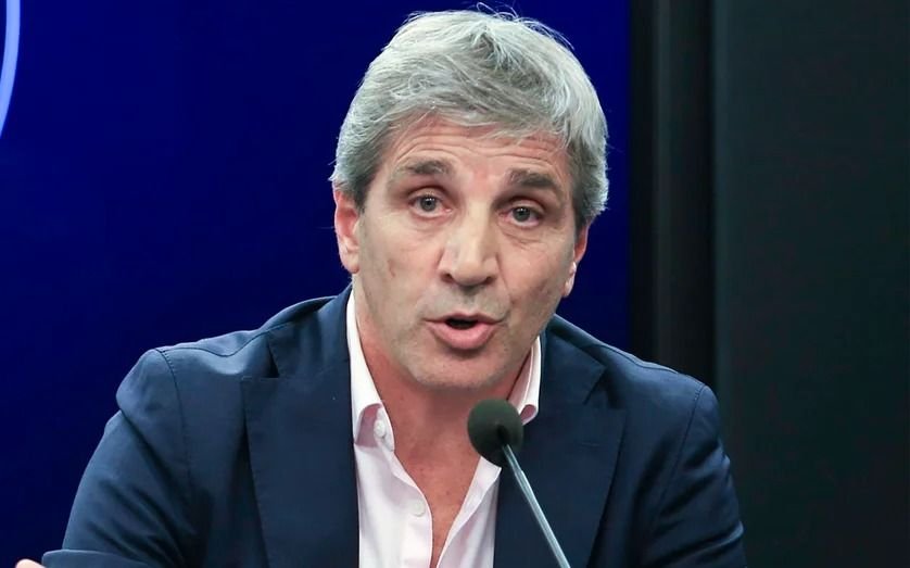 Caputo amenazó con aplicar medidas contra una automotriz si aumenta los precios