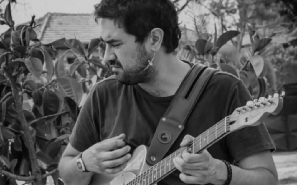 Es guitarrista, sufre esquizofrenia y decidió amputarse las manos: "Casi muere desangrado"