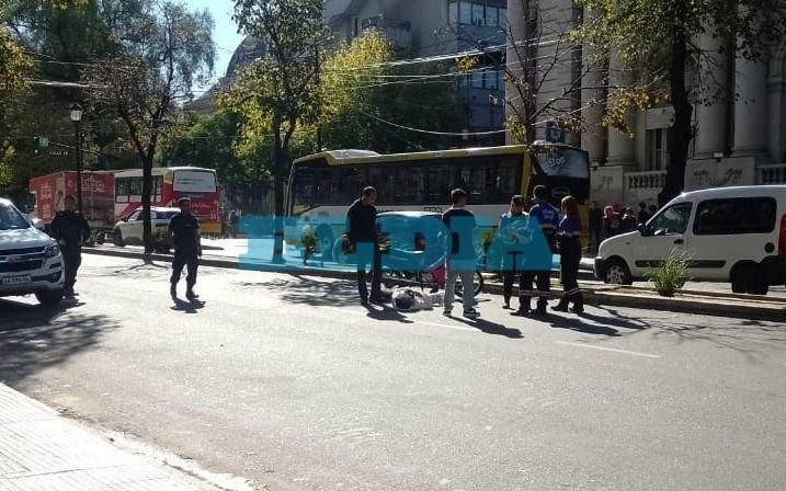 Avenida 7, cortada en pleno centro de La Plata por un accidente