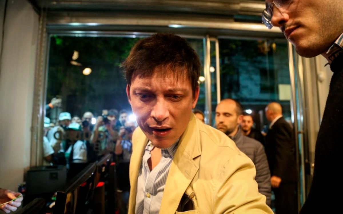 Qué dijo el Gobierno tras la reacción de Santiago Caputo contra un fotógrafo: "Quería ver si había salido bien en la foto"