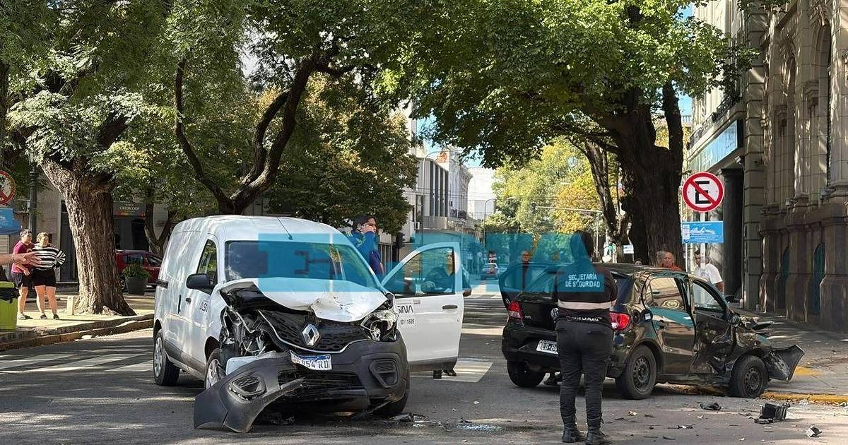 VIDEO. Impactante choque en pleno centro de La Plata: una mujer herida ...