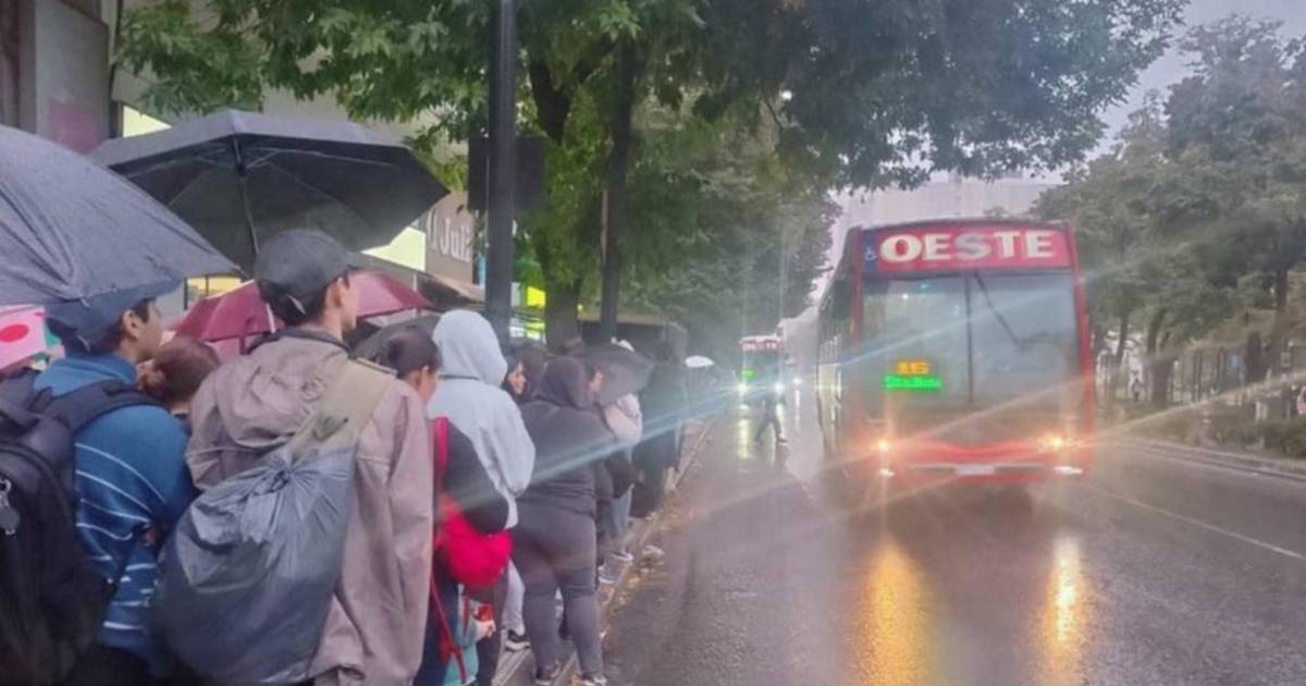 Por tercera semana siguen las largas esperas en las paradas de micros ...