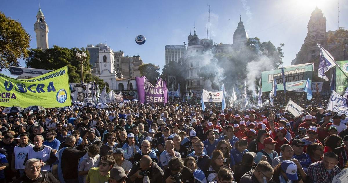 Día del Trabajador | La CGT marchó a Plaza de Mayo: por ahora evitó ...