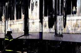 Incendian vagones y saquean
boleterías en la línea sarmiento
