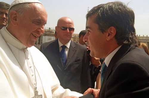 El Papa Francisco saludó al rector de la universidad de Lomas