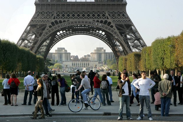 Por los reiterados robos cerraron la Torre Eiffel