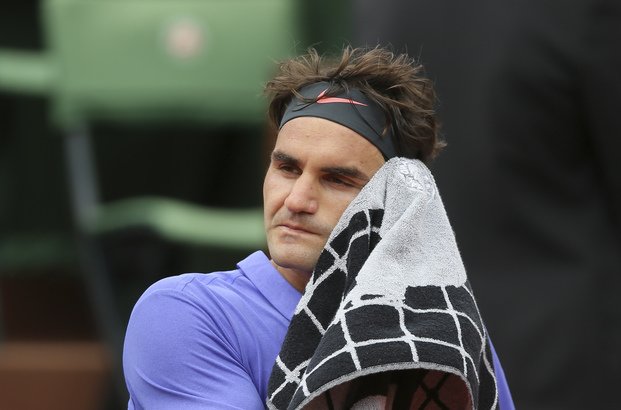 Federer ganó en el debut de Roland 
Garros pero se fue enojado