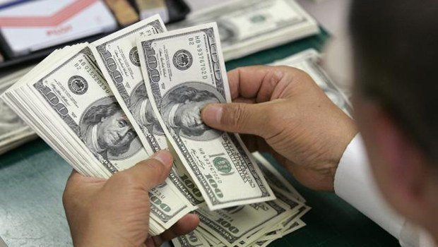 El dólar sube a 9 pesos en casas de cambio