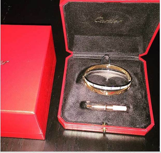 El costoso anillo de oro que le 
regaló Mauro Icardi a Wanda Nara