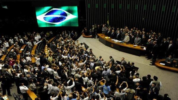 Avanza Brasil con una ley que elimina las reelecciones